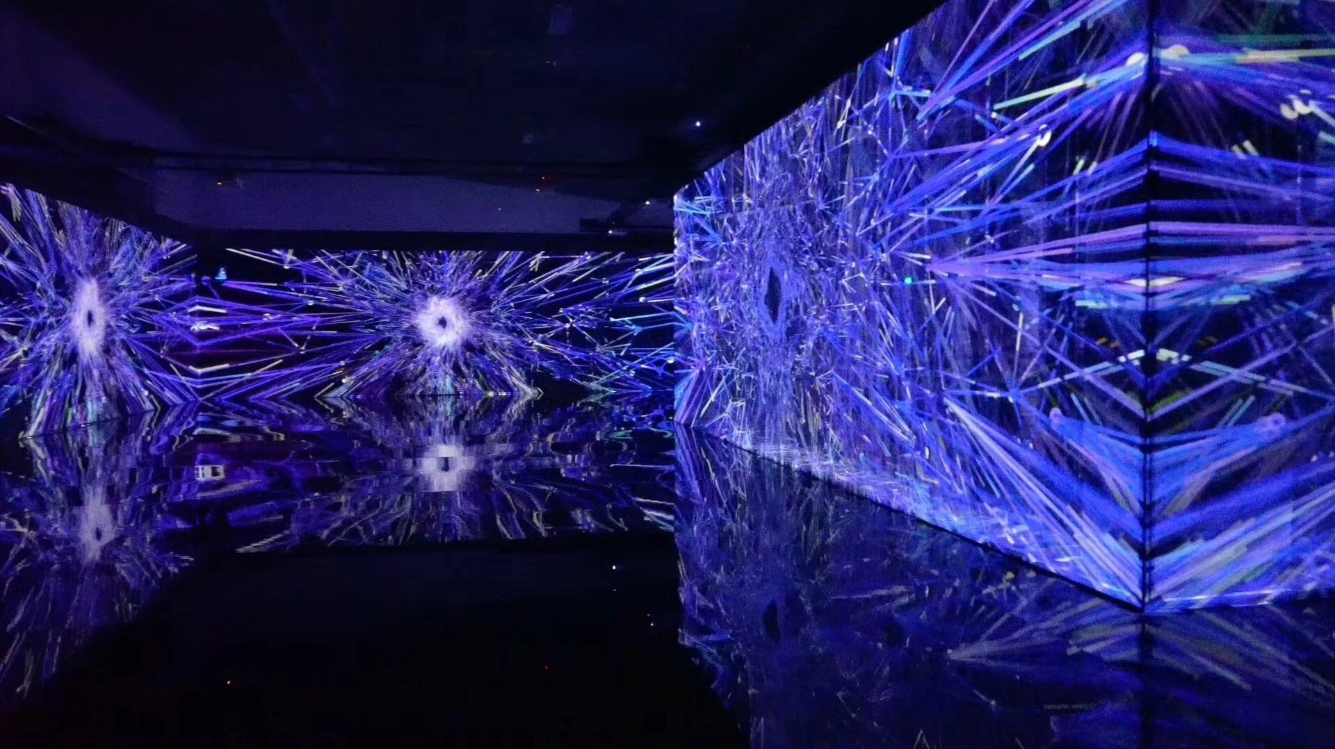 के बारे में नवीनतम कंपनी समाचार होलोग्राफिक प्रोजेक्शन तकनीक मुख्य रूप से किन क्षेत्रों में उपयोग की जाती है?