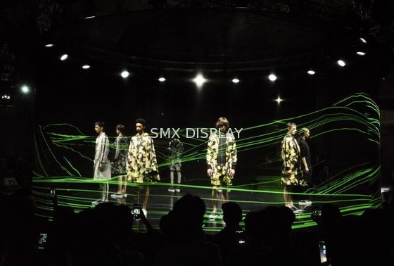 गुणवत्ता अदृश्य 3 डी होलोग्राम मेष स्क्रीन लाइव होलोग्राम प्रोजेक्शन 78% पारदर्शिता कारखाना