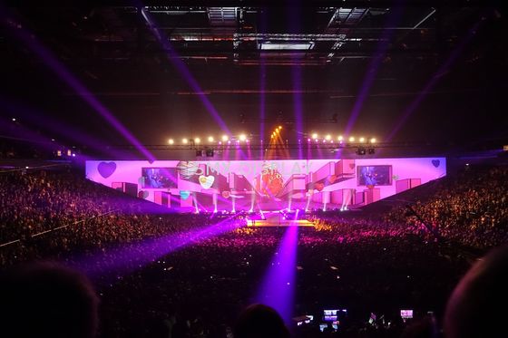 गुणवत्ता 3 डी होलोग्राफिक प्रोजेक्शन प्रणाली व्हाइट होलोग्राम स्क्रीन 80 प्रतिशत संप्रेषण कारखाना